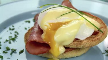 yumurta benedict süsleme