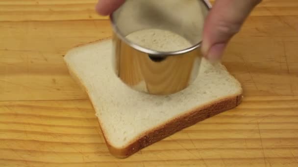 Gebakken toasty rondes — Stockvideo