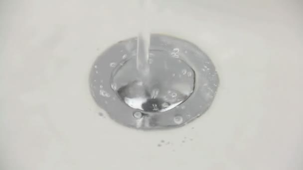 Drenos de água no dissipador — Vídeo de Stock