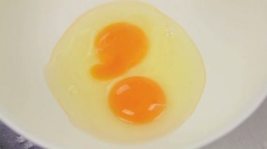 sahanda yumurta karışımı dayak