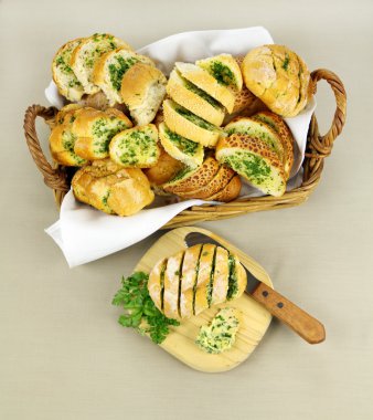 sarımsak ve bitki ekmek