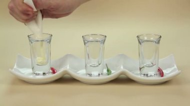 Beyaz, süt ve eritilmiş çikolata fondip bardakları bir satır boru.