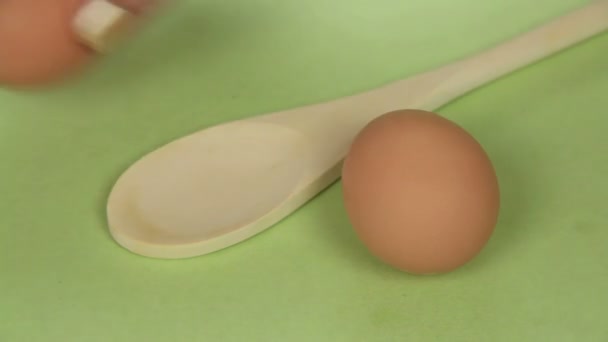 Ramekin에 금이 되 고 신선한 계란을 닫습니다. — 비디오