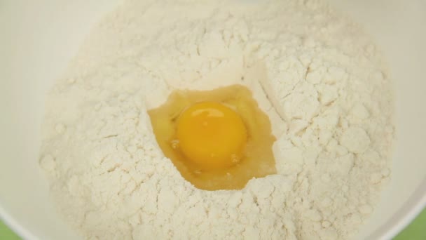 Primer plano de la mezcla de huevos, mantequilla derretida y leche en una mezcla de pastel suave agradable . — Vídeo de stock