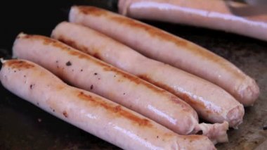 üzerinde barbekü ızgara sosis