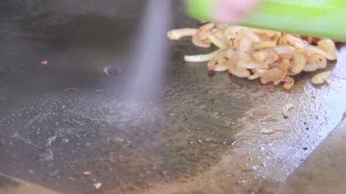 Barbekü üzerine sosis