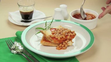 yumurta üzerinde pişmiş fasulye