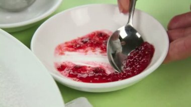 Çilekli tart jam