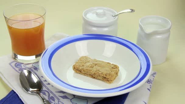 Preparazione di Weet Bix — Video Stock