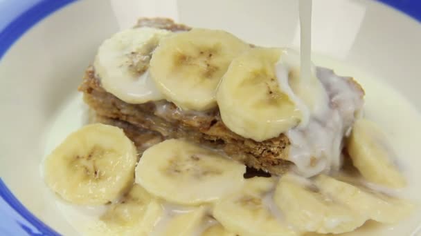 Latte e zucchero sulle banane — Video Stock