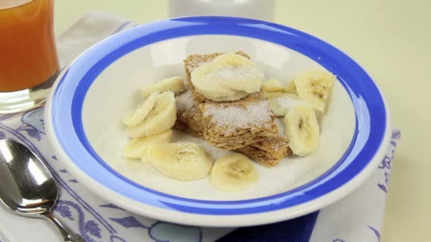 Mjölk på weet bix — Stockvideo