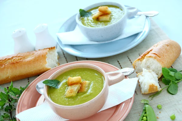 Sopa de guisantes con menta —  Fotos de Stock