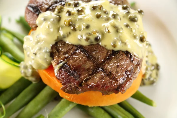 Bife com molho de pimenta — Fotografia de Stock