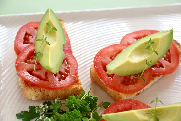 Aguacate y tomate —  Fotos de Stock