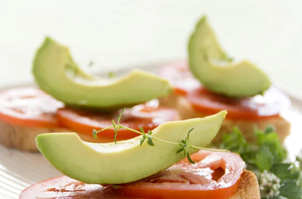 Avocado und Tomaten — Stockfoto