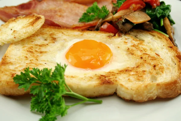 Ägg inbäddade i toast — Stockfoto