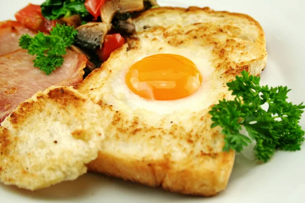 Ägg inbäddade i toast — Stockfoto