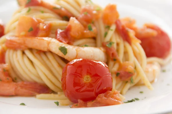 Cherry tomaat en garnalen pasta. — Stockfoto
