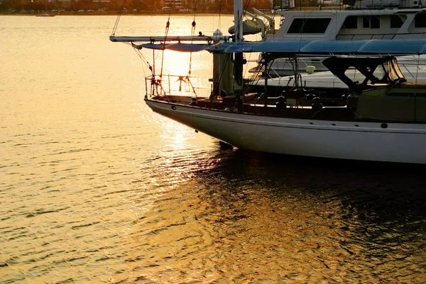 Solnedgång yachtmarina — Stockfoto