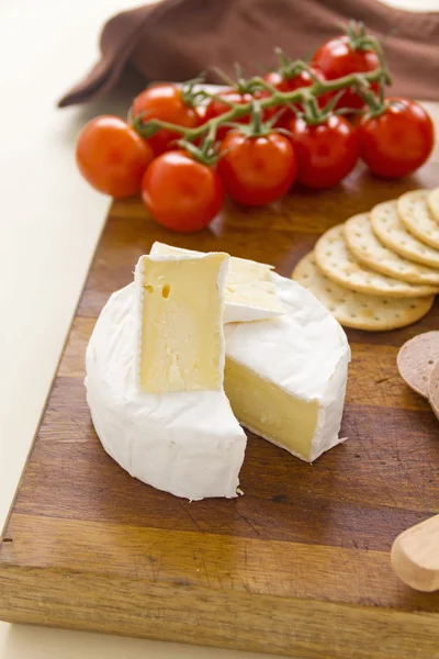 Camembert peyniri ve domates — Stok fotoğraf