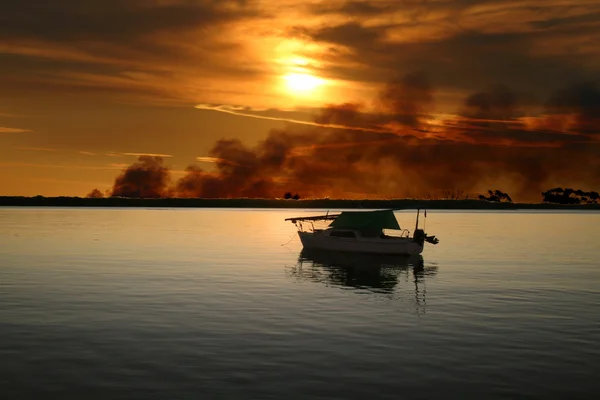 Jacht z dziki ogień — Zdjęcie stockowe