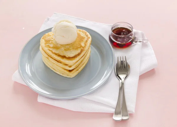 Panquecas em forma de coração — Fotografia de Stock