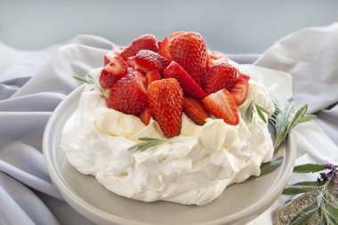 çilek pavlova