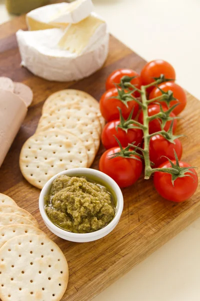 Olive Pate And Crackers — Stock Photo, Image