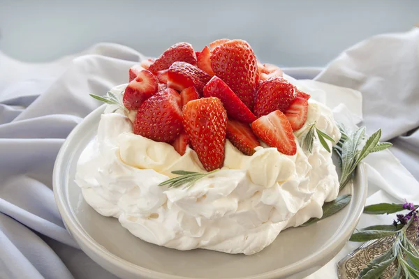 Strawberry pavlova — Stockfoto