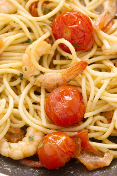 Pasta de tomate y camarones — Foto de Stock