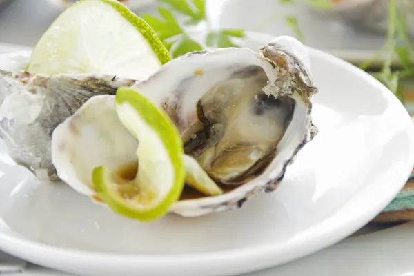 Kalk en soja sauzen oesters — Stockfoto