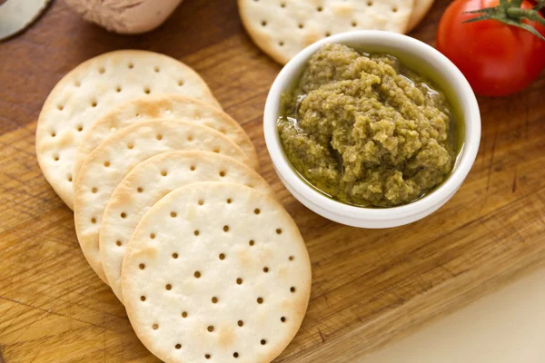 Olive Pate And Crackers — Stock Photo, Image