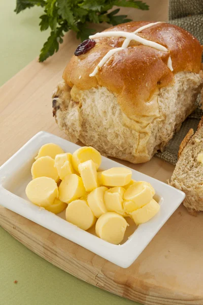 Masło i hot cross buns — Zdjęcie stockowe