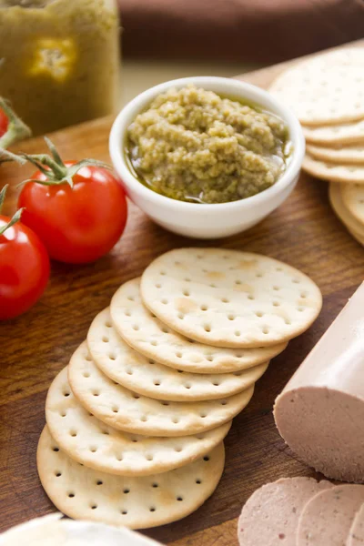 Green Olive Pate And Crackers — Stock Photo, Image