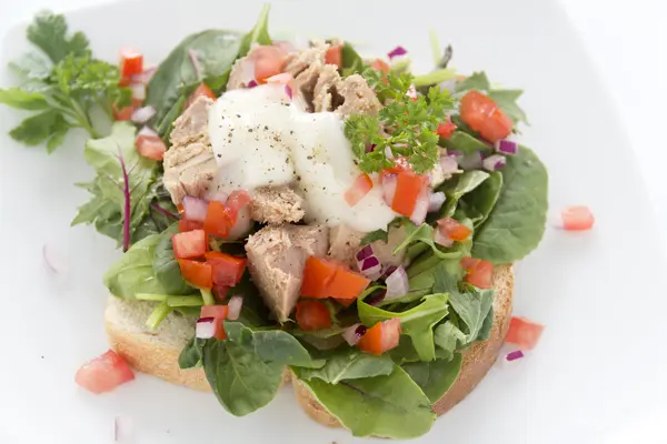 Sanduíche de salada de atum aberta — Fotografia de Stock