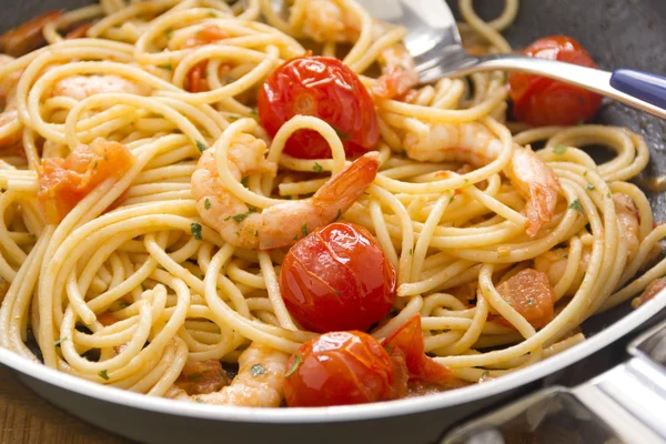 Garnalen en spaghetti in pan — Stockfoto