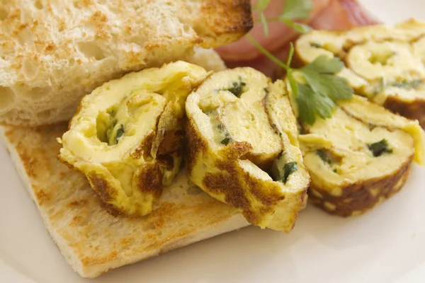 Warmgewalste omelet — Stockfoto