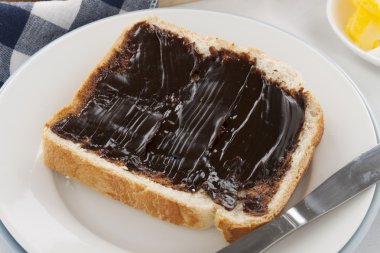 Vegemite ekmek üzerinde