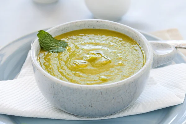 Zupa grochowa z miętą — Zdjęcie stockowe