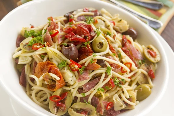 Mediterrane salami spaghetti — Stockfoto