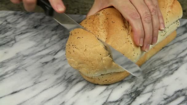 Snijden van wit brood — Stockvideo