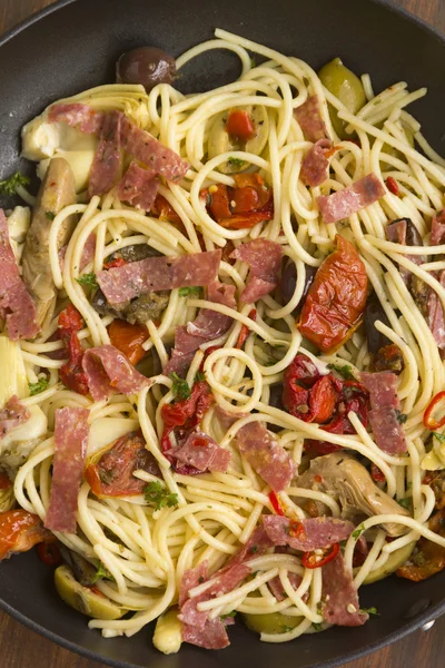 Espaguetis mediterráneos de Salami — Foto de Stock