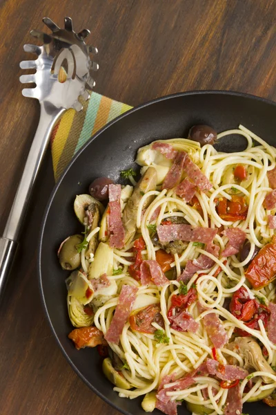 Mediterrane salami spaghetti — Stockfoto