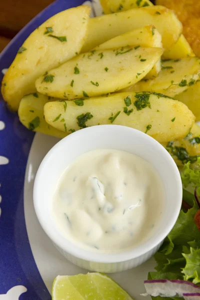 Tartar sås och chips — Stockfoto