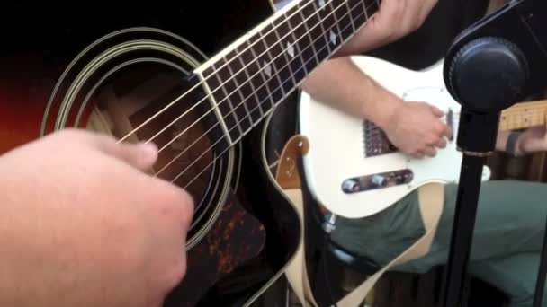 Detailní záběr akustickou a elektrickou kytaru spolu hráli. — Stock video