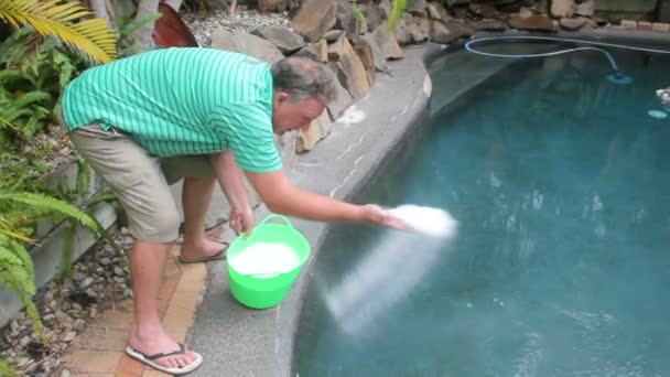 Добавление соли в бассейн — стоковое видео