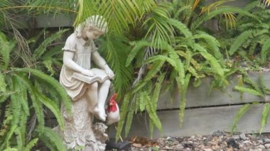 küçük kız heykeli