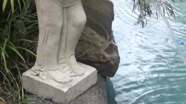 çıplak heykeli tilt