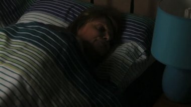 Lambanın üstünde uyumak.