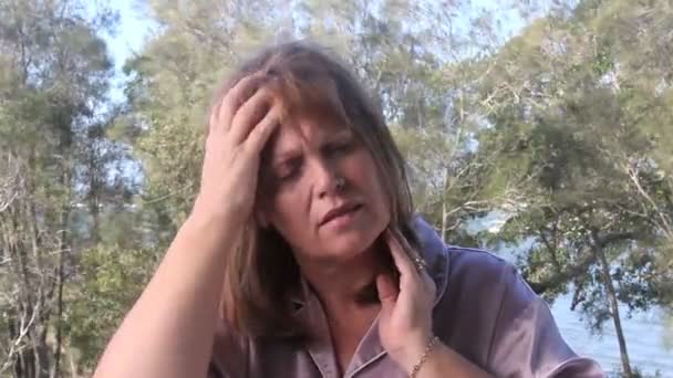 Frau mit starken Kopfschmerzen — Stockvideo
